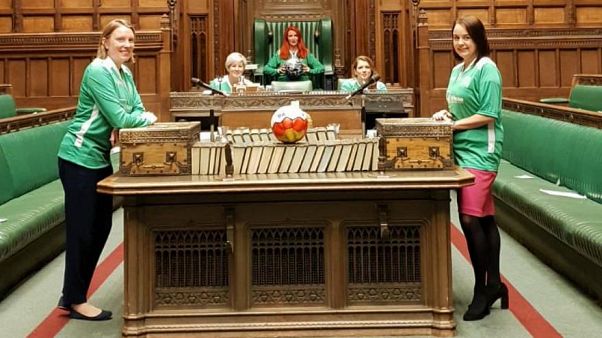 Meclis'te top oynayan vekillere azar: Burası yeri değil Meclis'te top oynayan vekillere azar: Burası yeri değil