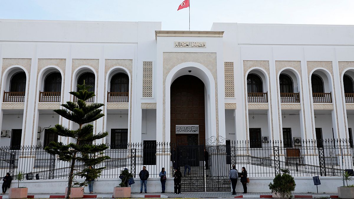 تونسيون يقفون خارج قصر العدالة المغلق بسبب الإضراب الشامل
