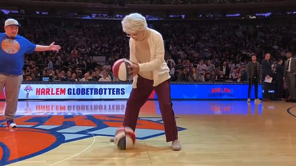 Une prétendue mamie fait le show lors d'un match de basket à New York Une prétendue mamie fait le show lors d'un match de basket à New York