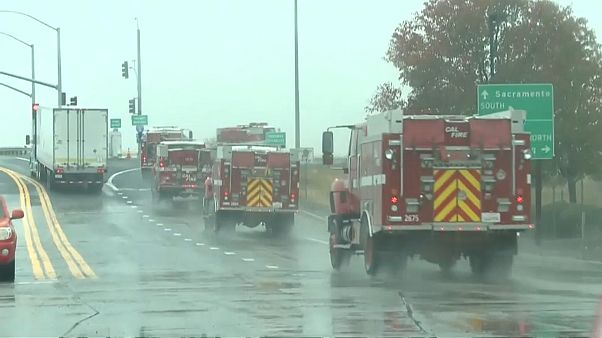 La pioggia sul fuoco della California La pioggia sul fuoco della California