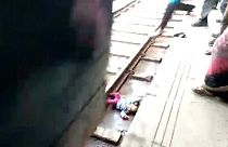 Hindistan'da üzerinden tren geçen bebek yara almadan kurtuldu