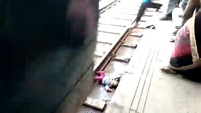 Упавший на железнодорожные пути младенец остался цел