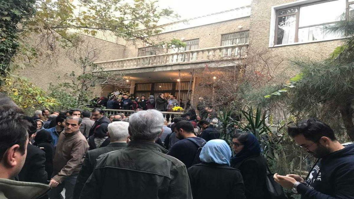 بزرگداشت در سکوت؛ گزارش یورونیوز از مراسم بیستمین سالگرد قتل فروهرها در تهران