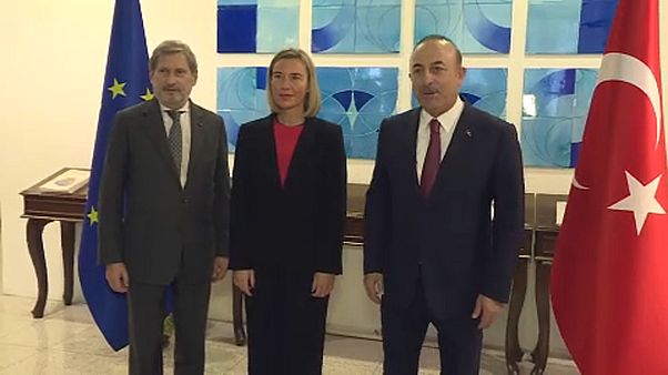 UE mantém reservas perante detenções continuadas na Turquia UE mantém reservas perante detenções continuadas na Turquia