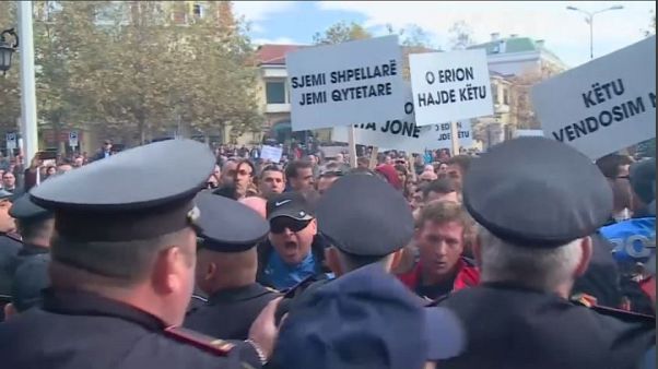 Tirana: la protesta albanese contro gli espropri Tirana: la protesta albanese contro gli espropri