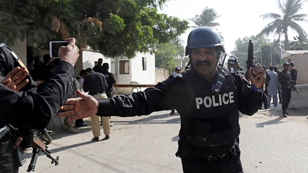 مقتل شرطييْن وثلاثة انتحاريين في هجوم على قنصلية الصين بباكستان مقتل شرطييْن وثلاثة انتحاريين في هجوم على قنصلية الصين بباكستان