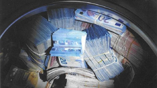 Hollanda polisi çamaşır makinesinden çıkan 350 bin Euro'ya el koydu Hollanda polisi çamaşır makinesinden çıkan 350 bin Euro'ya el koydu