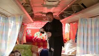 Под Хабаровском организовали автобусный хостел для бездомных