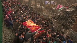 كشمير: المئات يشيعون جنازة "مسلحين مسلمين" قتلوا على يد الجيش الهندي 