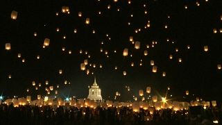 شاهد: كرنفال تايلاندي تضيء لياليه آلاف الفوانيس والشموع  