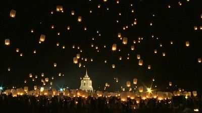 شاهد: كرنفال تايلاندي تضيء لياليه آلاف الفوانيس والشموع