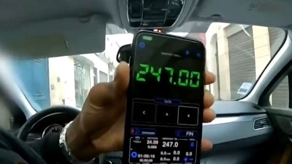 سائحان تايلانديان يوقعان بسائق أجرة مزيف احتال عليهما في باريس سائحان تايلانديان يوقعان بسائق أجرة مزيف احتال عليهما في باريس