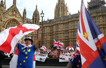 brexitpárti és brexitellenző demonstrálók a londoni parlament előtt