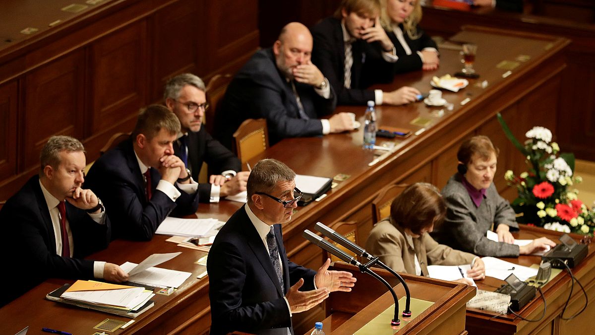 El primer ministro checo, acusado de fraude, supera la moción de censura