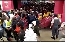 "Чёрная пятница": в Южной Африке покупатели штурмуют магазины