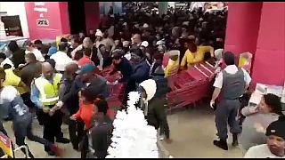 "Чёрная пятница": в Южной Африке покупатели штурмуют магазины 
