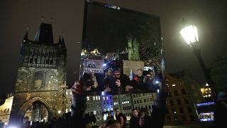 Un manifestante sostiene un espejo durante la manifestación en Praga.