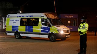 London: Police officers force thieves off motorbikes 