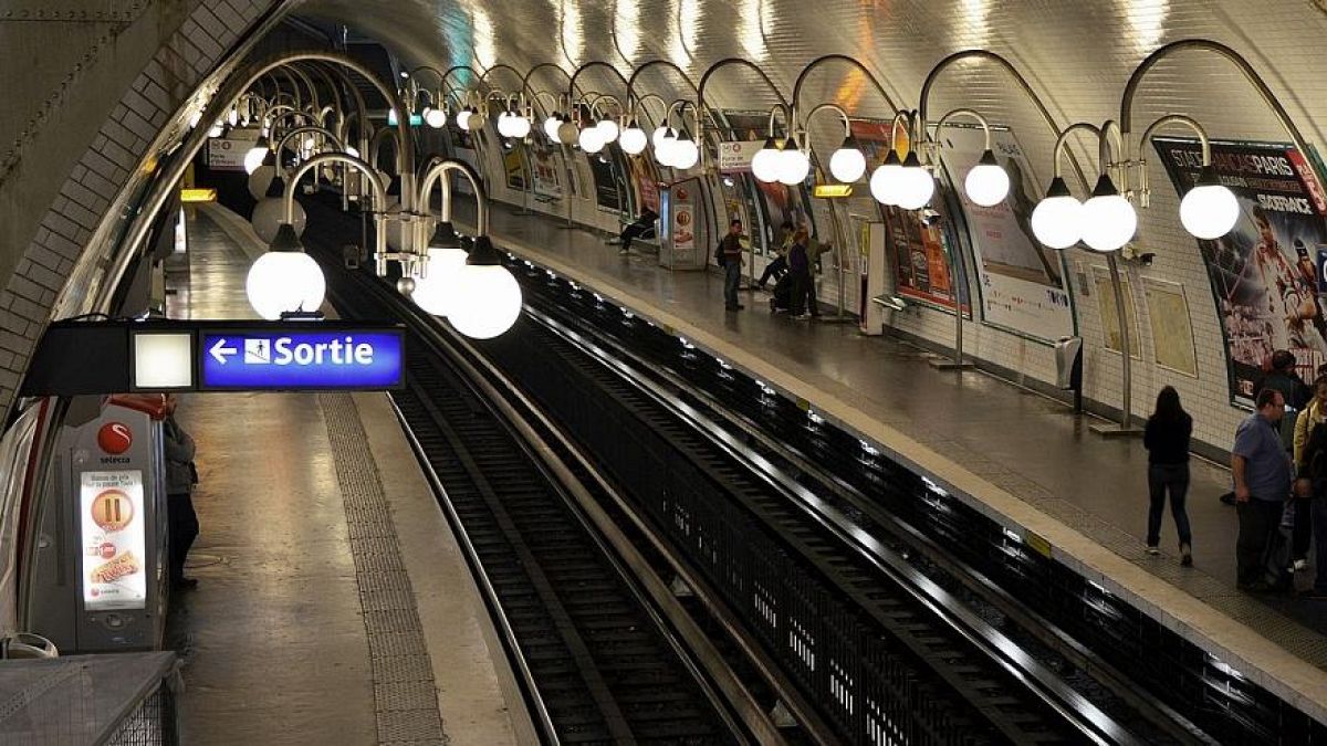 Mother gives birth to baby boy on Paris metro
