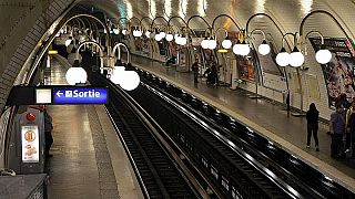 Mother gives birth to baby boy on Paris metro