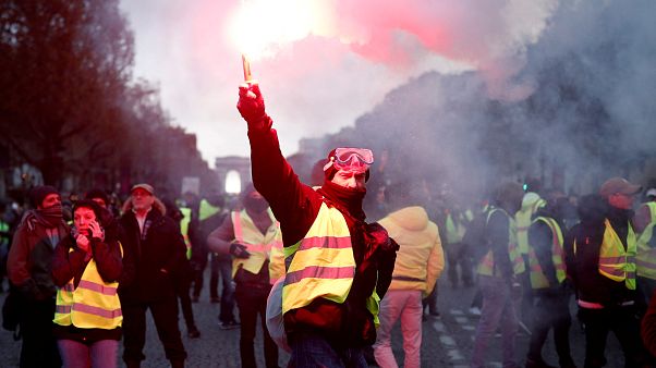 Tränengas und Krawalle: 8.000 "gelbe Westen" in Paris Tränengas und Krawalle: 8.000 "gelbe Westen" in Paris