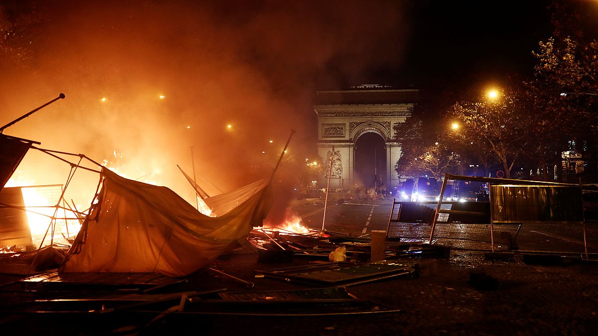 Τρομερά επεισόδια στο Παρίσι από τα «κίτρινα γιλέκα»