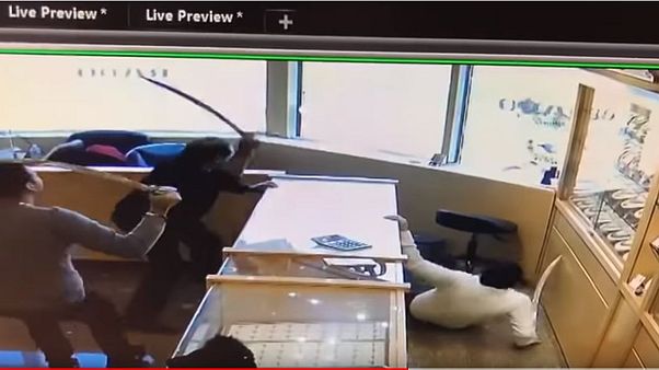 شاهد: حاولوا سرقة محل مجوهرات ففاجأهم أصحابه بالسيوف شاهد: حاولوا سرقة محل مجوهرات ففاجأهم أصحابه بالسيوف