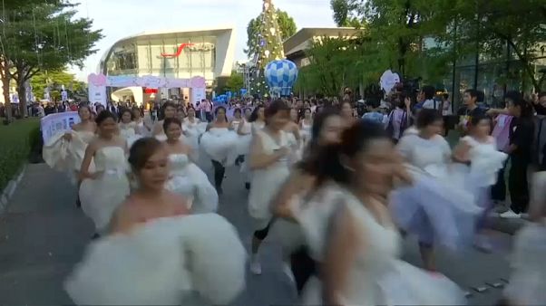 Η νύφη το σκασε (με στόχο το ταξίδι του μέλιτος) Η νύφη το σκασε (με στόχο το ταξίδι του μέλιτος)