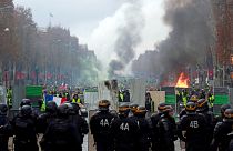 Protesto dos "coletes amarelos" coloca Paris a ferro e fogo