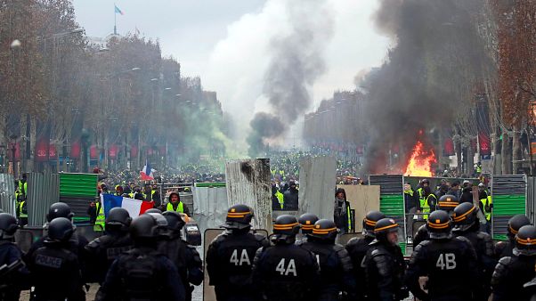 Protesto dos "coletes amarelos" coloca Paris a ferro e fogo Protesto dos "coletes amarelos" coloca Paris a ferro e fogo