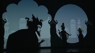 شاهد: ملحمة حب فارسية على مسرح ظل في بكين