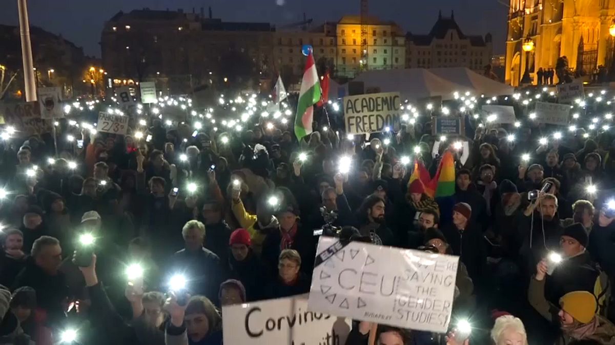 شاهد: طلاب يتظاهرون في بودابست لإبقاء جامعة أسسها سوروس