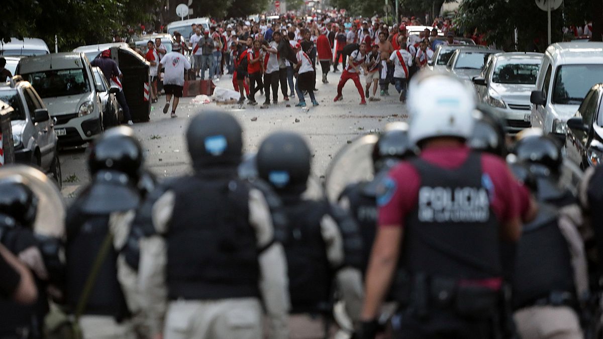 Los hinchas de River Plate se enfrentan a la policía antidisturbios.