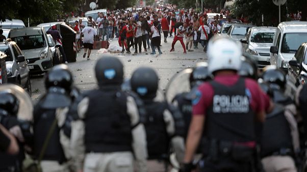 Los hinchas de River Plate se enfrentan a la policía antidisturbios. Los hinchas de River Plate se enfrentan a la policía antidisturbios.