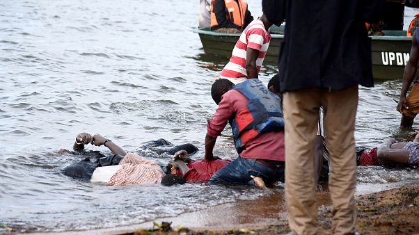 Uganda'da 84 yolcusu bulunan gemi battı: Çok sayıda ölü var Uganda'da 84 yolcusu bulunan gemi battı: Çok sayıda ölü var