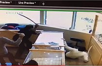 Video | Kuyumcu dükkanını soymak isteyen hırsızlara kılıçlı müdahale