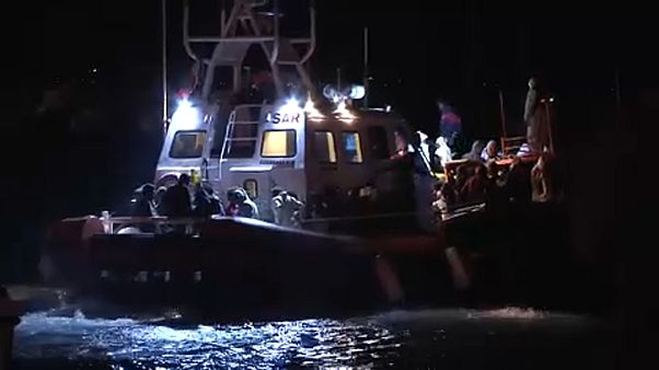 Partot értek a kimentett menekültek Partot értek a kimentett menekültek