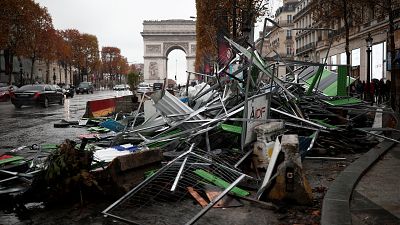 Megrázta Párizst a sárgamellényes tüntetés