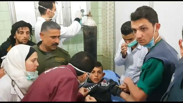 مدنيون بعد التعرض لغازات سامة في حلب مدنيون بعد التعرض لغازات سامة في حلب