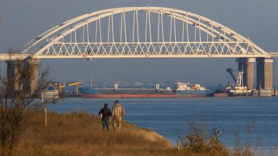Ucrania acusa a Rusia de abrir fuego contra sus barcos en el estrecho de Kerch