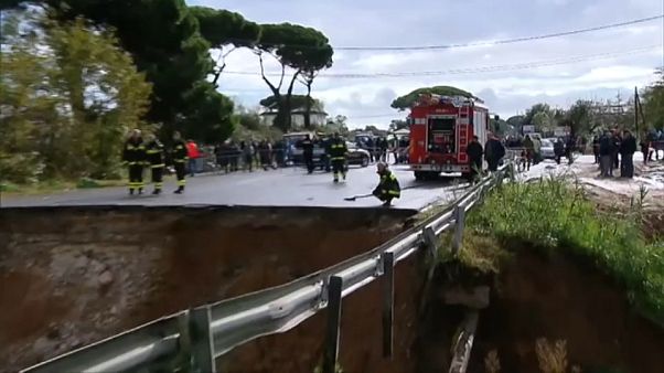 Maltempo: voragine sulla Pontina, inghiottita una vettura Maltempo: voragine sulla Pontina, inghiottita una vettura