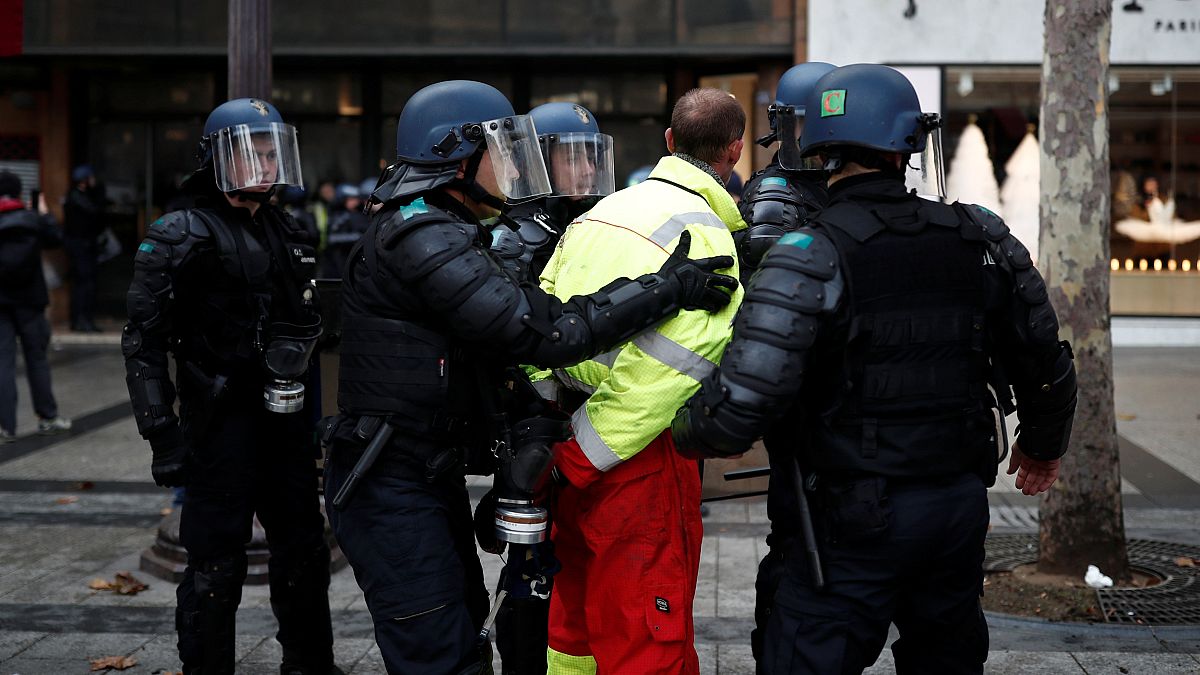 "Sarı Yelekliler"in Paris gösterisinde 101 kişiye gözaltı