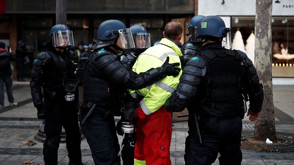 "Sarı Yelekliler"in Paris gösterisinde 101 kişiye gözaltı "Sarı Yelekliler"in Paris gösterisinde 101 kişiye gözaltı