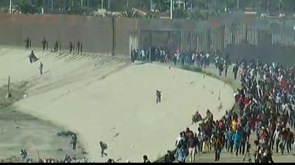 Repelidos con gas lacrimógeno un grupo de migrantes que trató de cruzar la frontera con EEUU Repelidos con gas lacrimógeno un grupo de migrantes que trató de cruzar la frontera con EEUU