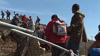 الشرطة الأمريكية تصد مئات المهاجرين وتغلق معبرا حدوديا مع المكسيك مؤقتا