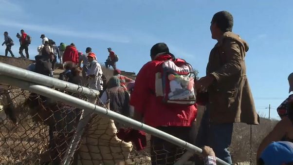 Flüchtlinge stürmen Grenze zu USA Flüchtlinge stürmen Grenze zu USA