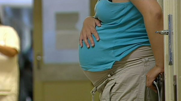 Nos países atingidos pela crise, espera-se mais para ter filhos Nos países atingidos pela crise, espera-se mais para ter filhos