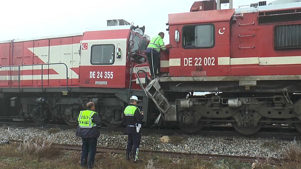 Sivas'ta yolcu treni ile yük treni çarpıştı: 15 yaralı Sivas'ta yolcu treni ile yük treni çarpıştı: 15 yaralı