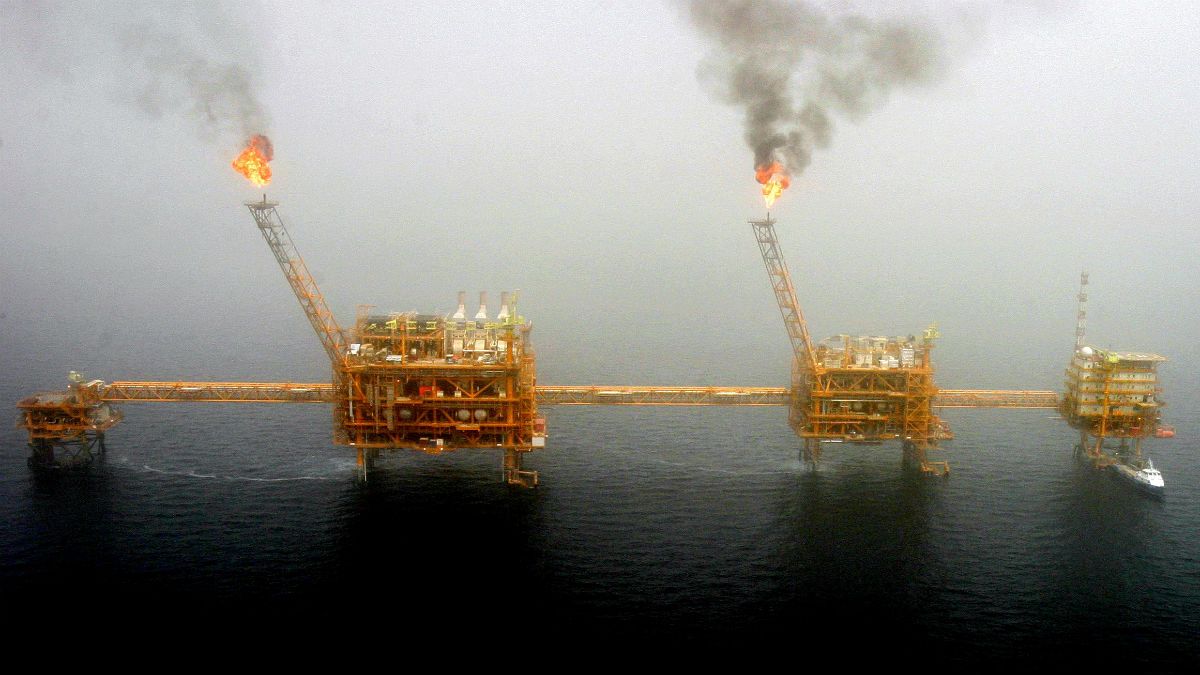 بودجه ۹۸ ایران زیر فشار نفت ارزان؛ بلاتکلیفی کسری درآمد ۴۰ هزار میلیارد تومانی