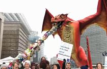 Un dragón que escupe plástico frente a las instituciones europeas